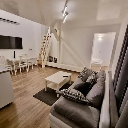 Deluxe Mansard In Karlin Lägenhet